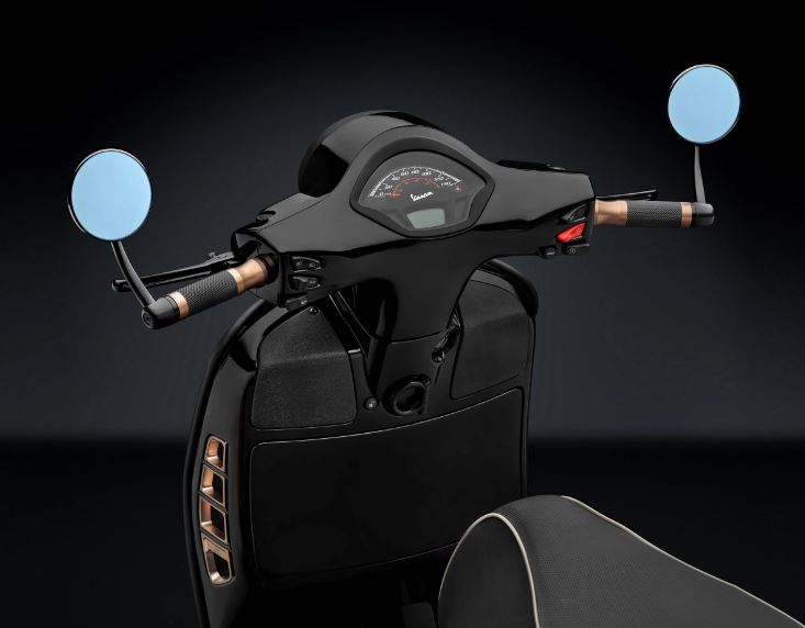 Lenkerendenspiegel RIZOMA "SPIRIT RS" für Vespa ​GTS/​GTS Super/​GTV/​GT, Schriftzug silber