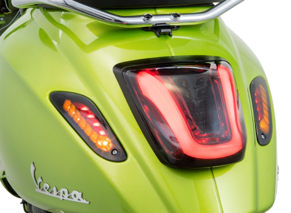 Rücklicht MK II getönt für Vespa Primavera/​Sprint 50-150ccm, Rand - schwarz glänzend